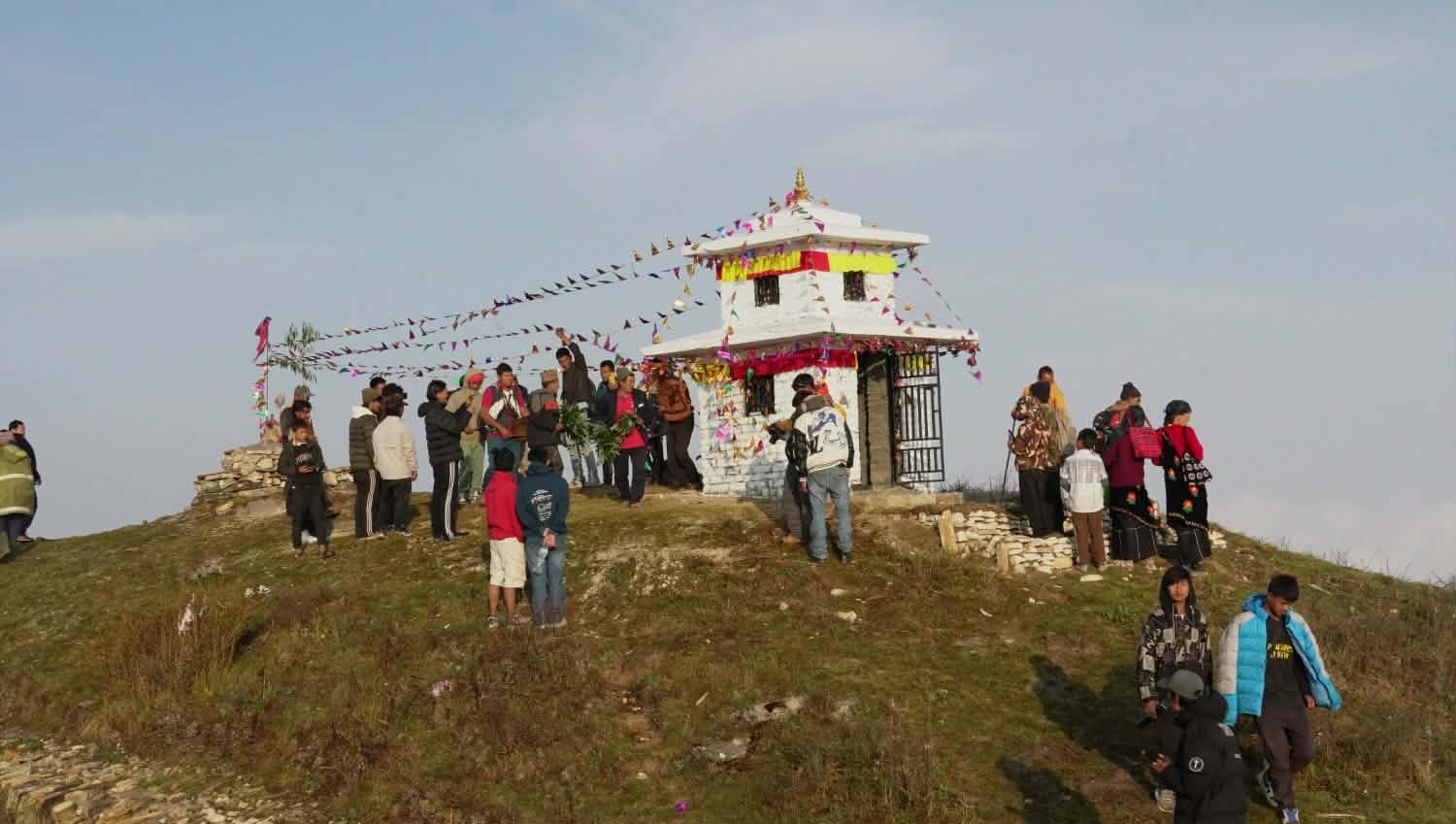 पर्यटकीय स्थल दुरलेकमा मन्दिर निर्माण