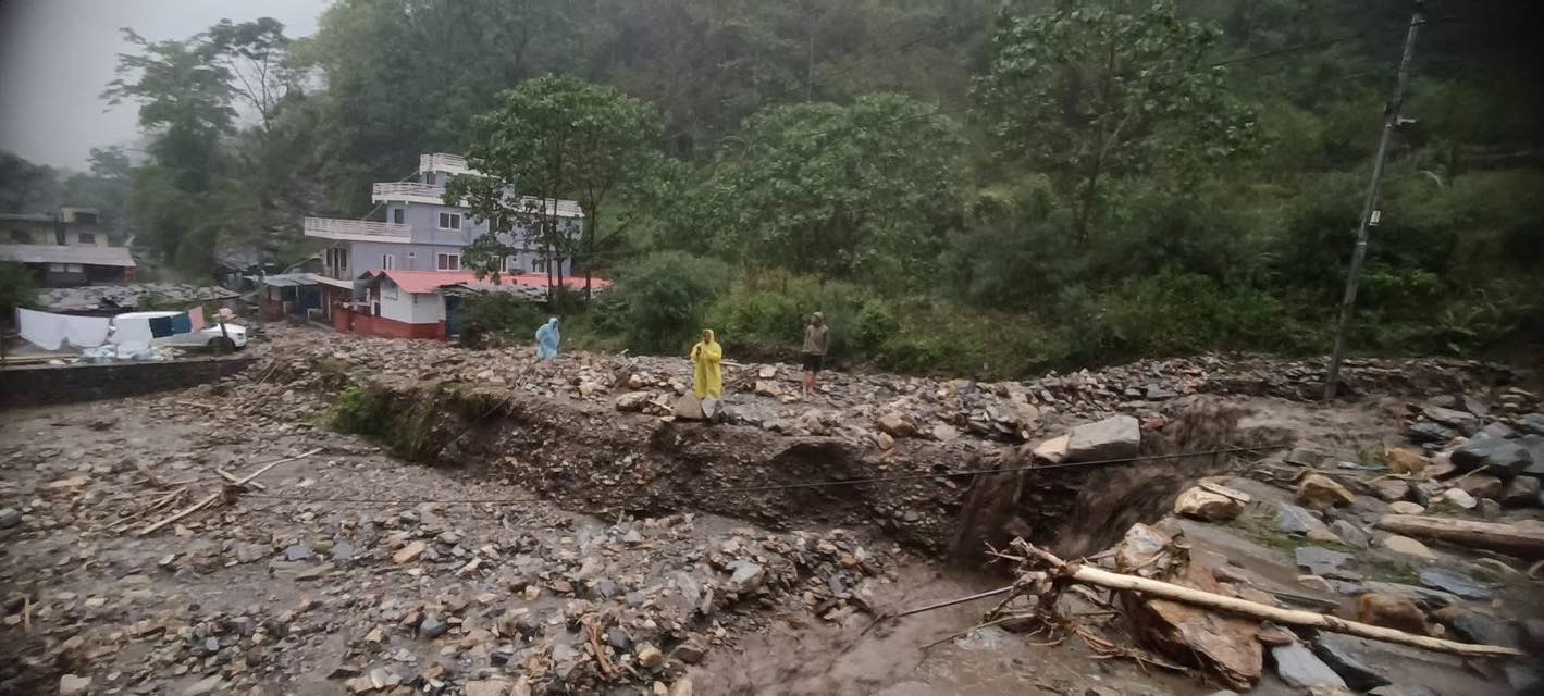 भुरुङ तातोपानीमा बाढीले पाइपलाइन बगाएपछि खानेपानीको समस्या