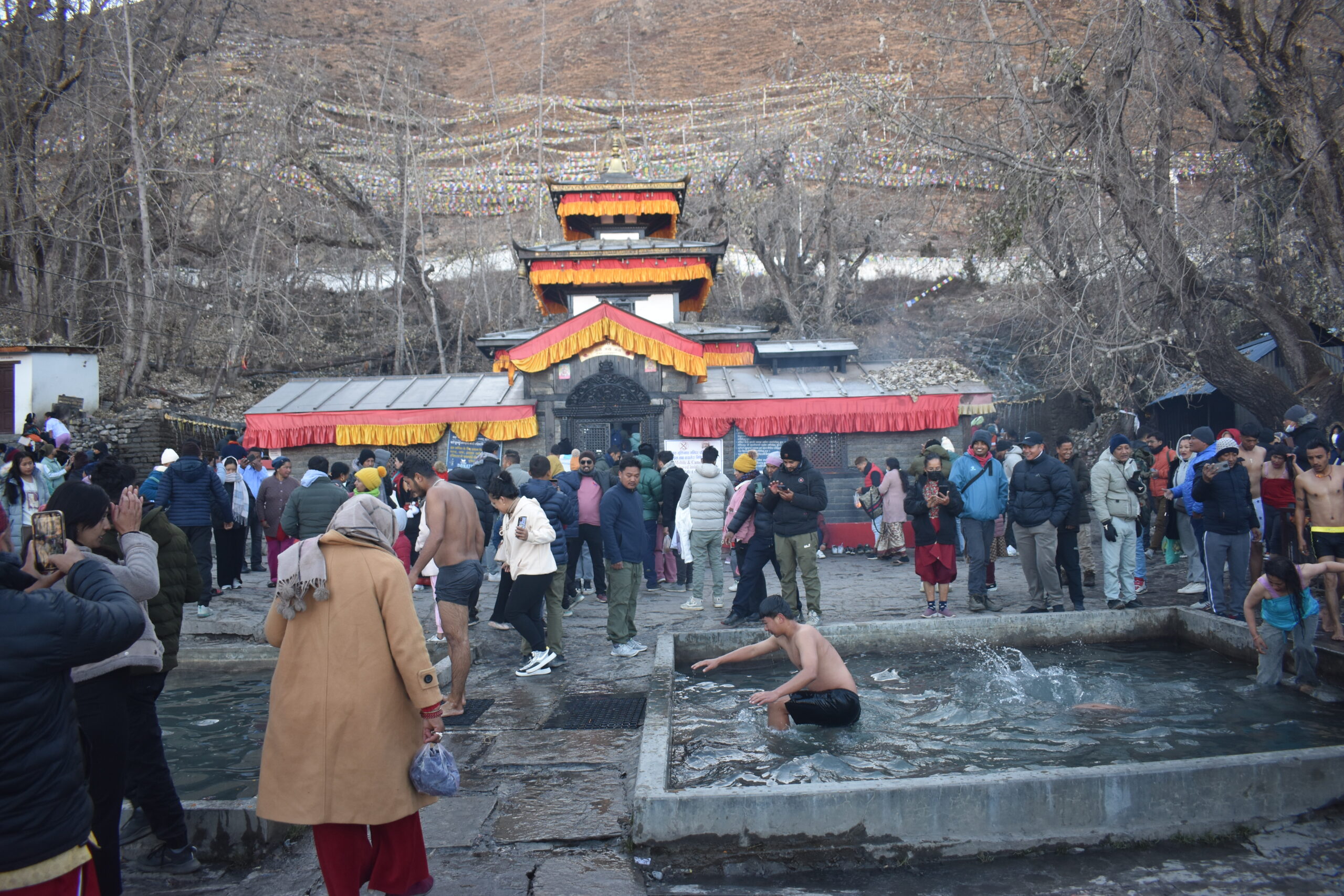 नयाँ वर्षमा बाह्र हजार बढीले गरे मुक्तिनाथको दर्शन