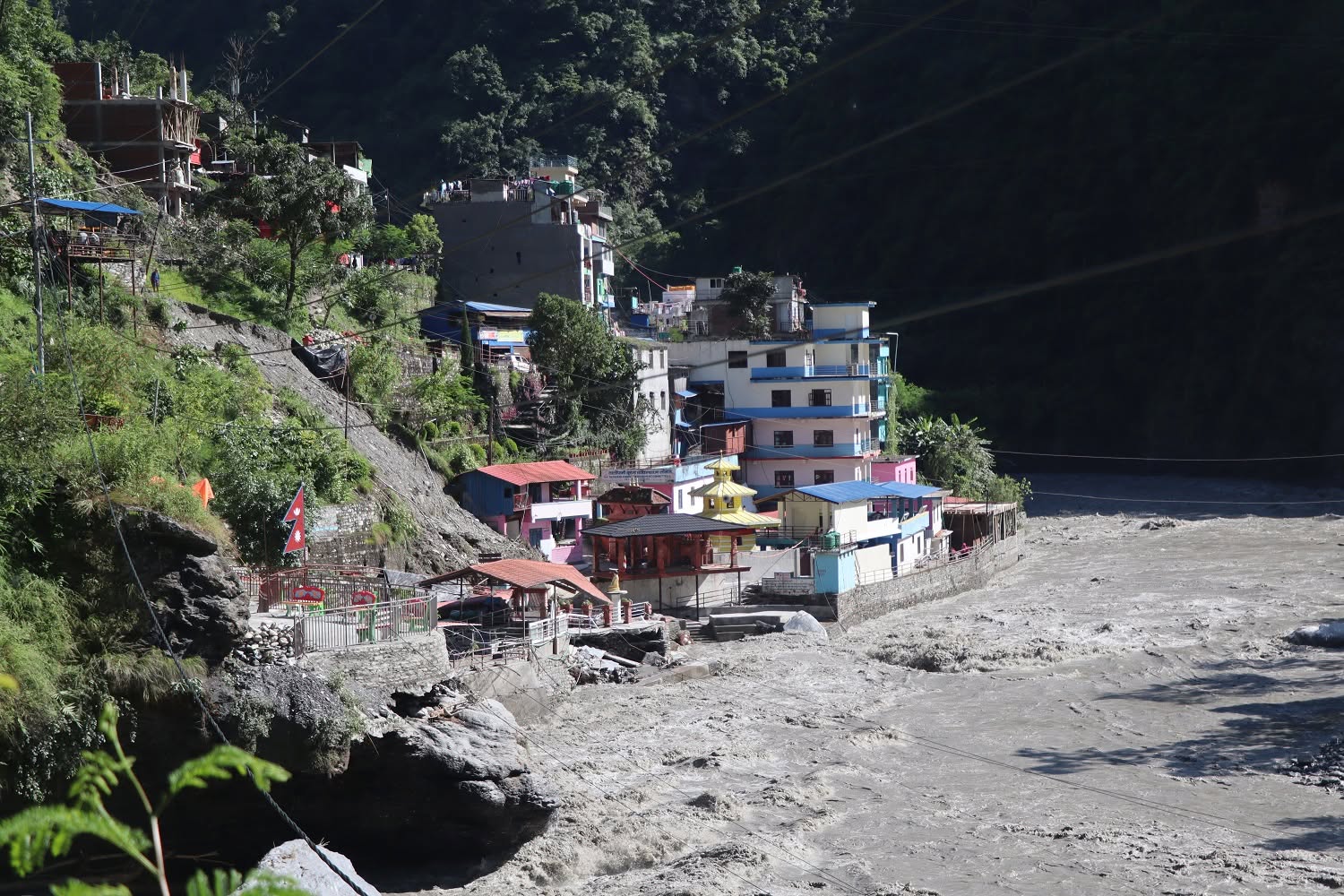 प्राकृतिक उपचारस्थल सिंगा तातोपानी कुण्डमा बाढीले क्षति